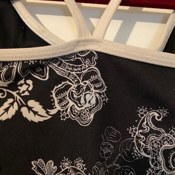 Black and white lululemon tank top - Picture 3 of 4